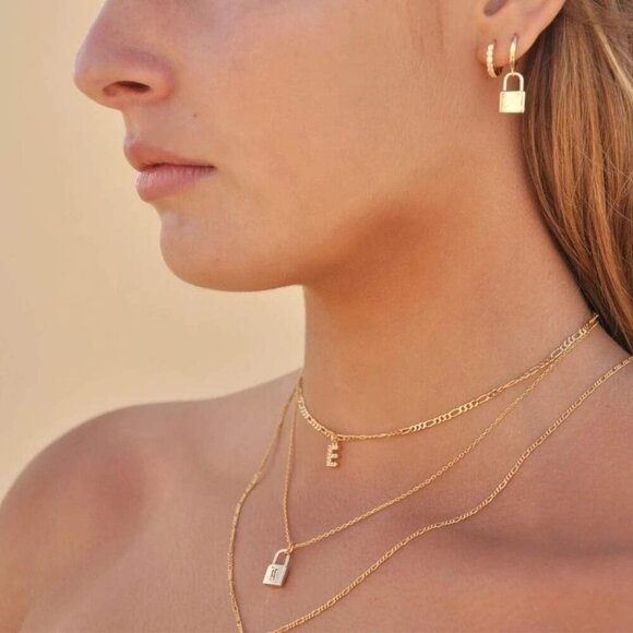 Handmade 18K Gold Padlock Necklace - Stylish, Personalized Jewelry for Women - Picture 4 of 7